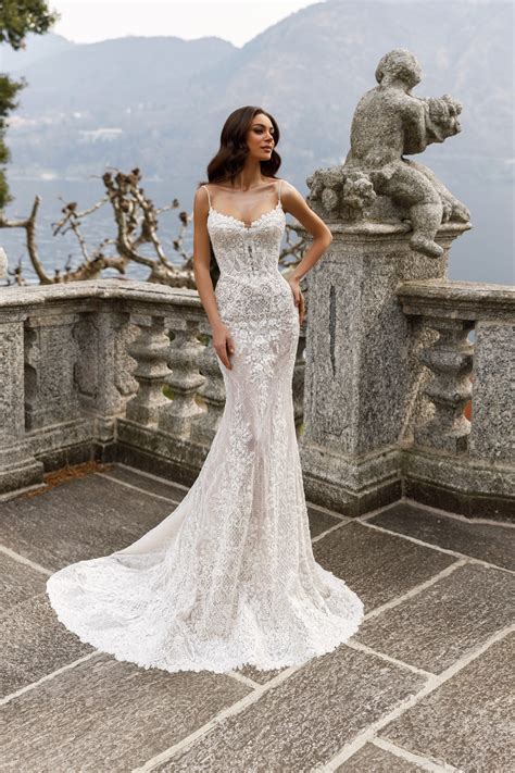 Robe de mariée en dentelle avec de fines bretelles