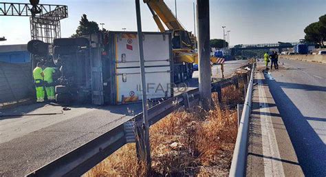 Pomezia Incidente Sulla Pontina Camion Contro Auto Feriti Gravi