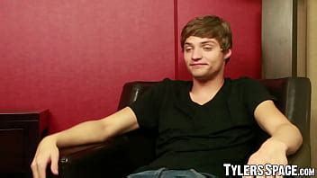 Jovencito Juega Con Una Polla Aceitada Y Un Enorme Consolador Anal XVIDEOS