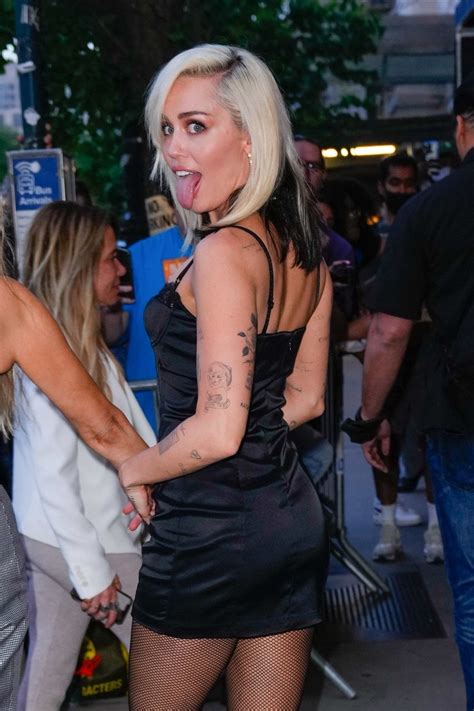 Miley Cyrus Sexy Legs In Short Dress Hot Celebs Home