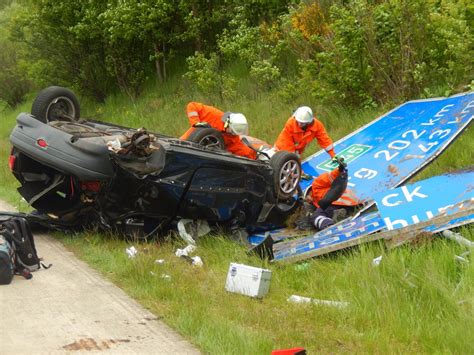 Spektakulärer Unfall auf der A7 Pkw fällt großen Wegweiser Tostedt