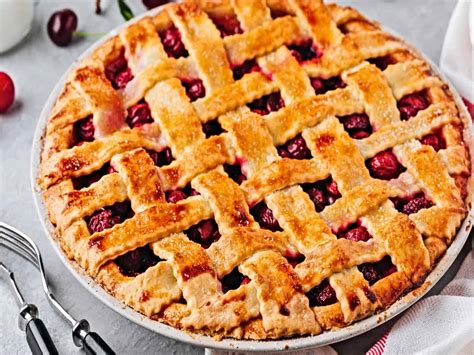 Easy Cherry Pie (With Fresh Cherries) | Treat Dreams