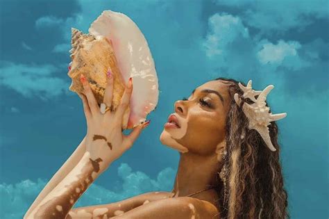Video Winnie Harlow Menggunakan Kerang Sebagai Bikini Dalam Pemotretan Pantai Yang Berani