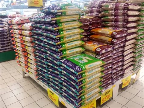 O Arroz No Empacotamento Plástico é Empilhado Indicou Na Cremalheira