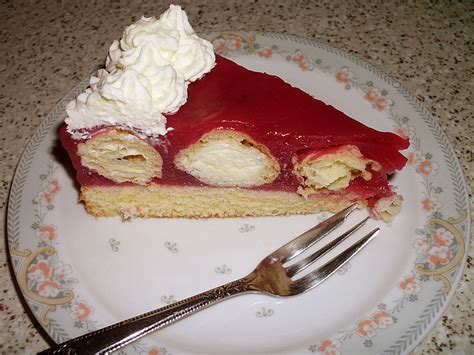 Rote Gr Tze Torte Gef Llt Mit Mini Windbeutel Von Schmunz