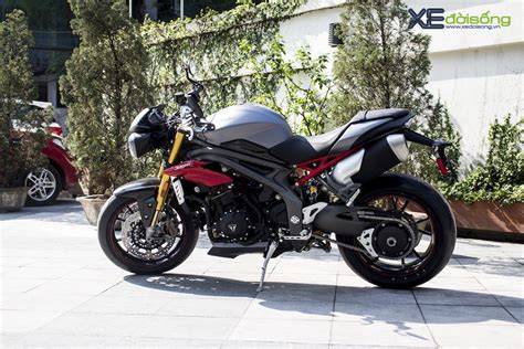 Soi naked bike Triumph Speed Triple màu xám mờ tại Hà Nội