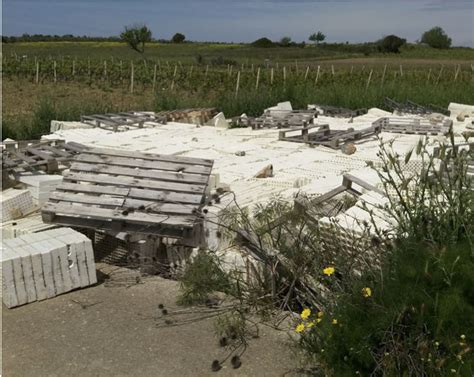 Rifiuti Abbandonati Per Strada A Ugento La Segnalazione Di Italia