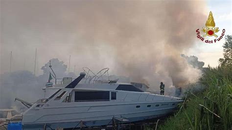 Incendio A Fiumicino Quattro Barche A Fuoco In Un Cantiere Nautico