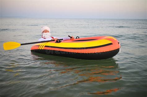 Santa Con Tirantes Rojos Flotando En Un Bote Inflable Contra El Fondo