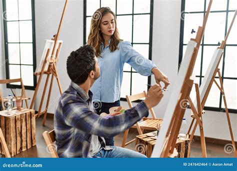 Professor De Pintura Ensinando a Estudar Arte Foto de Stock - Imagem de ...