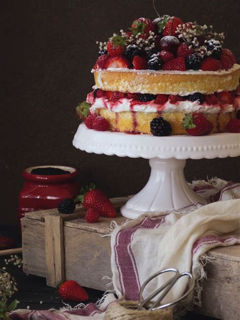 NAKED CAKE VERANIEGA DE FRUTOS ROJOS