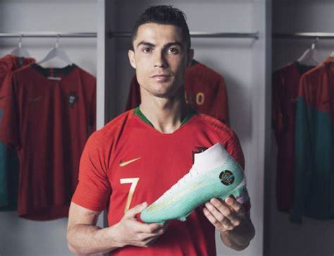 Cristiano Ronaldo được Tặng Giày Khủng Trước Vòng 18 World Cup 2018