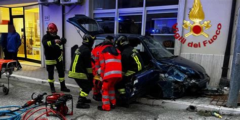 Rocca Di Neto Ha Un Malore Con L Auto E Finisce Tra Il Muro E Il Palo