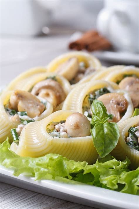 Cannelloni Farciti Con Spinaci E Formaggio Con Salsa Al Pomodoro