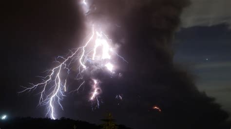 Why the Taal volcano's eruption made so much lightning | Mashable