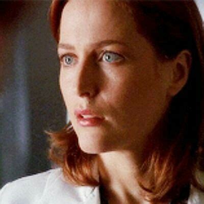 Pin By Elena Broscaru On X Files Gillian Anderson X Files Scully