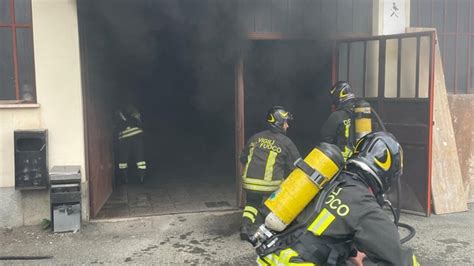 Torino Incendio Di Un Magazzino Edile Via Sospello