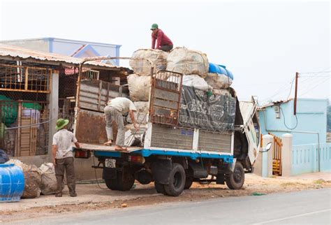 Hombres Vietnamitas En El Camino A Mui Ne En Vietnam Imagen Editorial