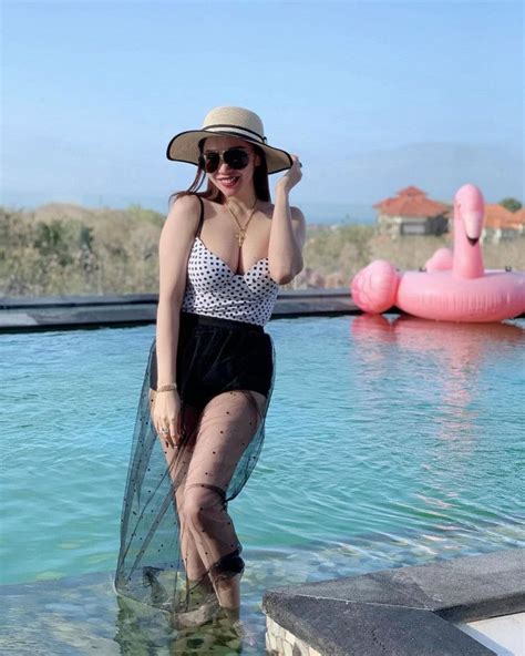 Potret Hot Artis Femmy Permatasari Pakai Bikini