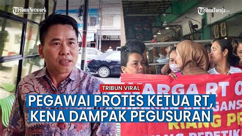 Pegawai Ruko Di Kawasan Pluit Protes Ketua RT Bawa Spanduk Kecam