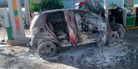 Carro Explode Durante Abastecimento Em Posto De Combust Veis Na Grande