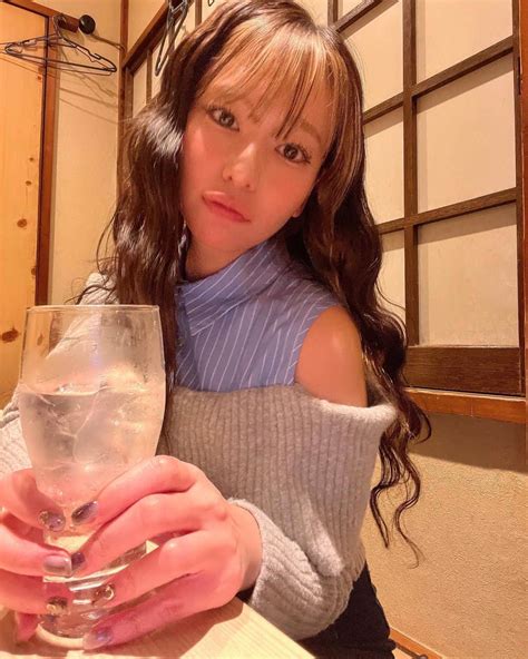 希帆さんのインスタグラム写真 希帆instagram「なぜかいつもここに胡椒が挟まるんだ☺️ カンパイ🍻 今日もおつかれさまっ🍻