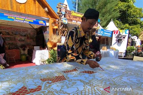 Seniman Kembangkan Batik Lukis Untuk Promosikan Batik Demak ANTARA News