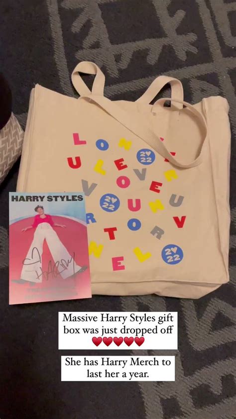 Sofi On Twitter RT UpdateHLD Harry Gifted The Person Who Presented