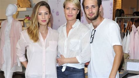 Vid O Robin Wright Et Sa Fille Dylan Penn Lors Du Lancement Pour Les