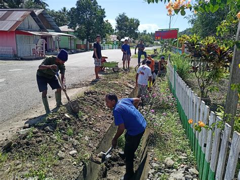 Budayakan Gotong Royong Anggota Satgas TMMD Ke 113 Bantu Warga