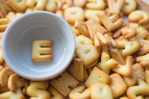 Galleta Del Alfabeto En Las Letras De Cer Mica U De Las Tazas Imagen De