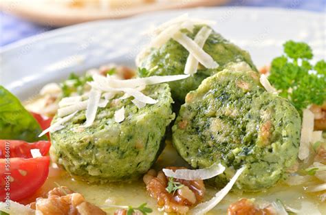 Südtiroler Spinatknödel mit Butter Walnüssen und Parmesan Stock Foto