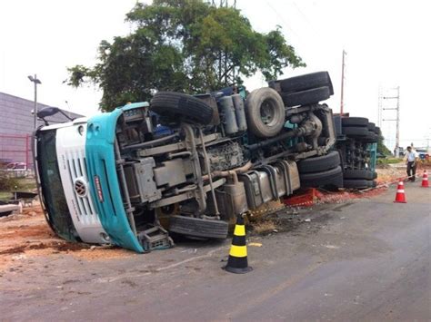 G1 Caminhão quase 28 toneladas de MDF tomba em via de Manaus