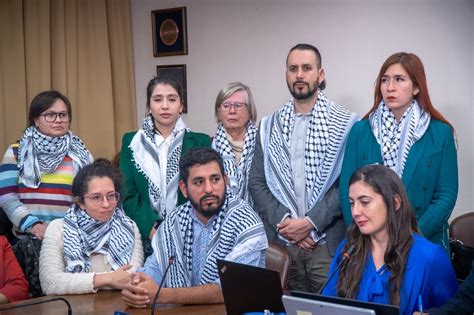 Diputados Del Frente Amplio Reciben Con Pañuelos Palestinos A Embajador