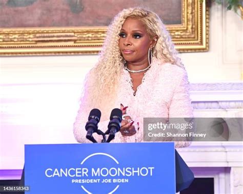 Mary J Blige Family Photos and Premium High Res Pictures - Getty Images