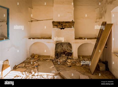 Dilapidated house interior hi-res stock photography and images - Alamy