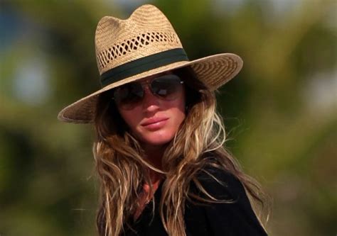 Gisele Bündchen très enceinte une déesse à la plage Closer