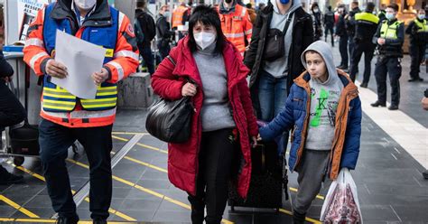 Fotos Erste Flüchtlinge aus der Ukraine erreichen Deutschland