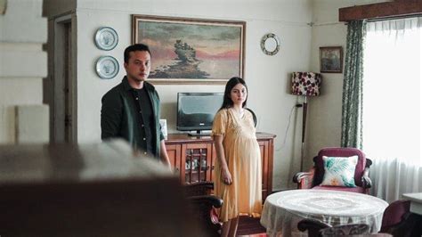 Review Film Sayap Sayap Patah Yang Tayang Di Netflix Kisah Pengabdian