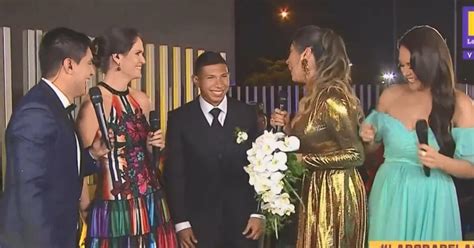 Boda De Edison Flores Y Ana Siucho Bouquet Del Matrimonio De Orejas