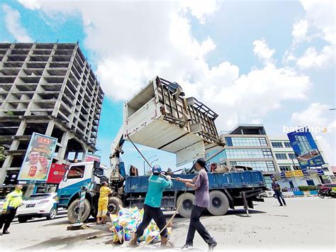 Diduga Kelebihan Muatan Truk Terguling Metropolis