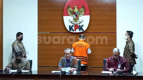 Kantongi Rp Miliar Kpk Tahan Penyuap Bupati Mimika Eltinus Omaleng