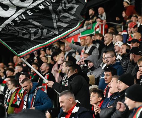 Okrzyki radości na stadionie w Sosnowcu Mecz Zagłębie Sosnowiec GKS