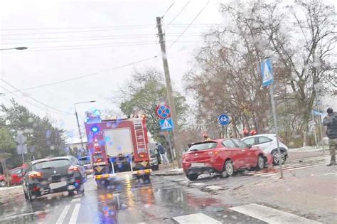 Legionowo Zderzenie Trzech Aut Na Skrzy Owaniu Jagiello Skiej I