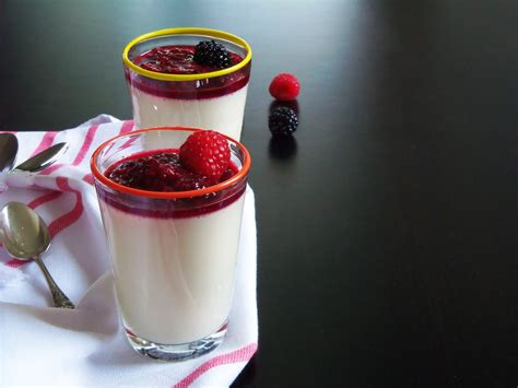 Simply Romanesco Panna Cotta With Fresh Berry Sauce