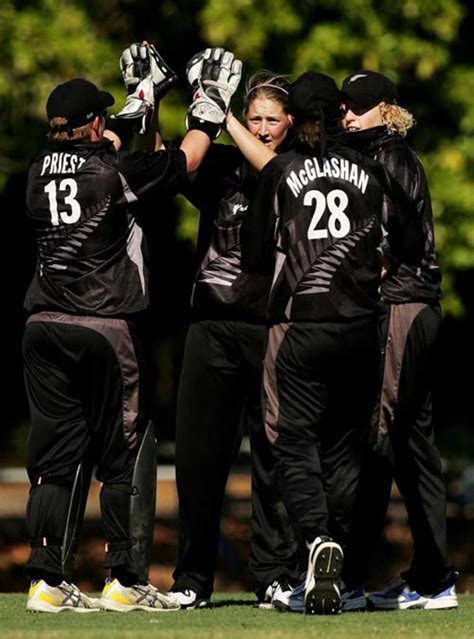 New Zealand players celebrate a wicket | ESPNcricinfo.com