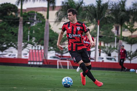 Meia Shaylon Acerta Renova O De Contrato O Atl Tico Goianiense Por