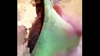 hombre masturbándose y eyaculando su semen en tanga XVIDEOS