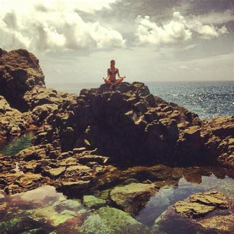 Ego Thaila Ayala Posa Meditando Em Paisagem Exuberante Not Cias De