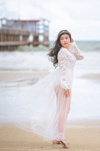 Hermosa Mujer Vestida De Blanco En La Playa Foto Premium